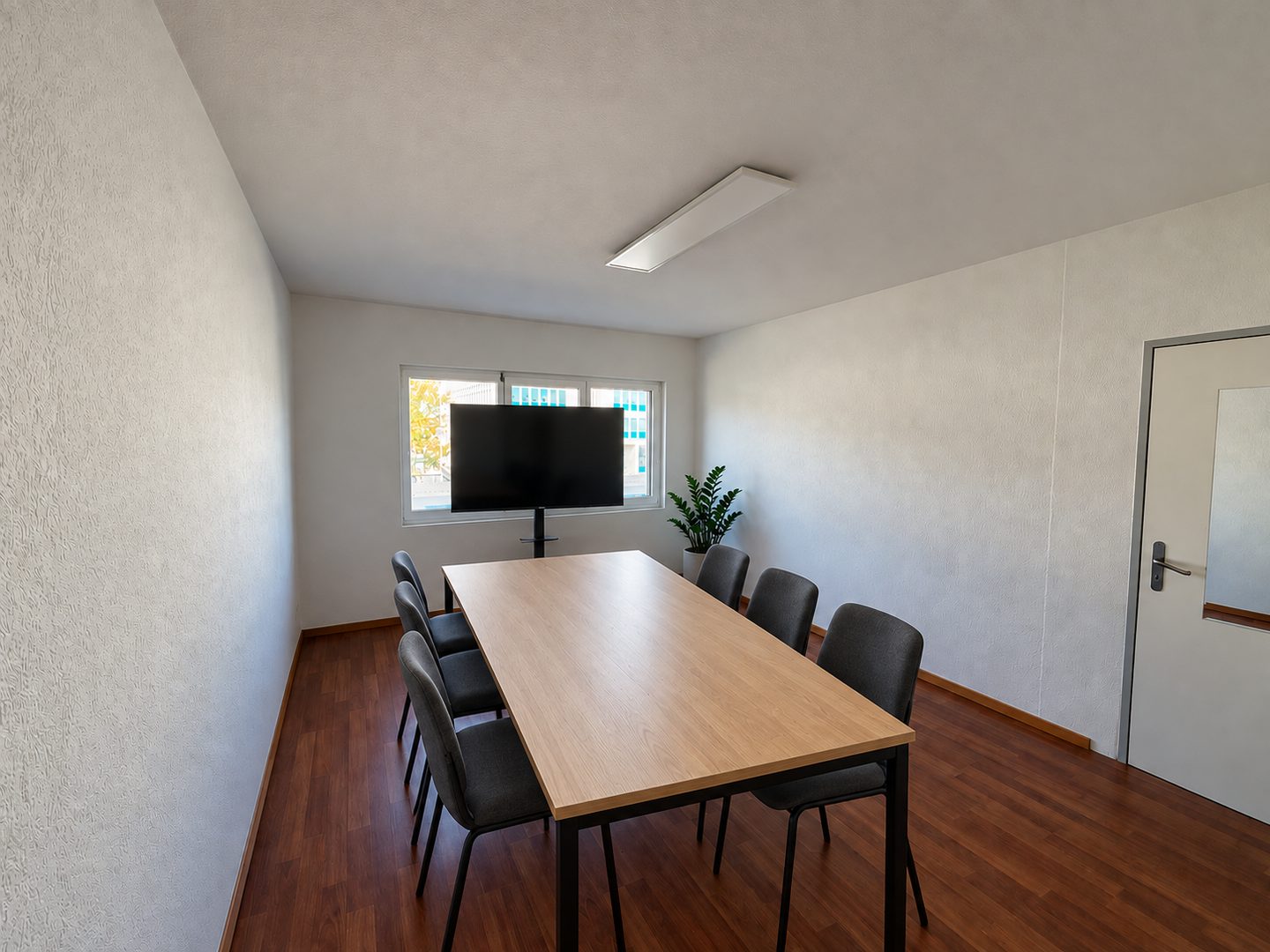 Sitzungszimmer von Kontorpoint mit Tisch für sechs Personen und grossem Bildschirm